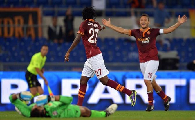Capitan Totti corre incontro a Gervinho, autore del 2-0. Disperato a  terra il portiere del Bologna Curci. 